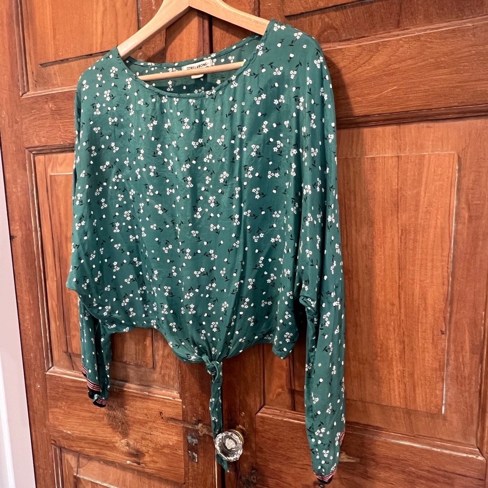 Billabong Green Floral Blouse with tie at Waist. Slightly cropped, silky texture